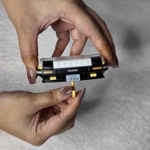 1 PcsFlashlight keychain AE86 Car Key Holder New Gift Wall Mounted Headlight Decor Creative Auto Decoration Key Organizer - Image 4